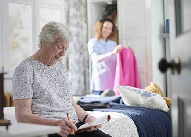 jeune femme aidant femme âgée